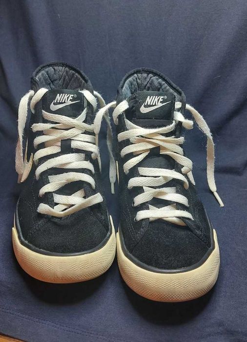 Фирменные кеды Nike.