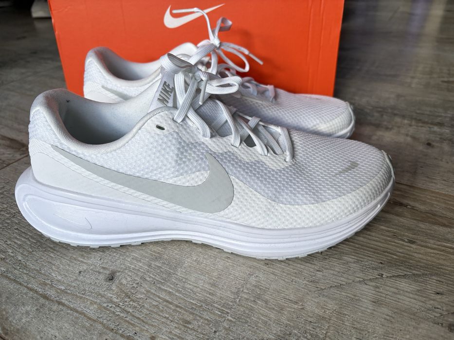 Buty biale Nike Revolution 8