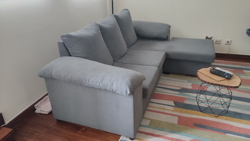Sofá em tons cinza com chaise longue