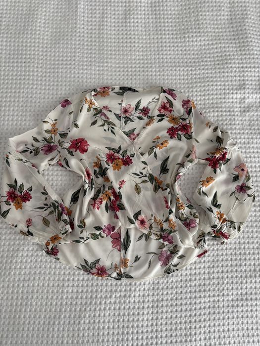 bluzka biała elegancka kolorowa kwiaty bershka m