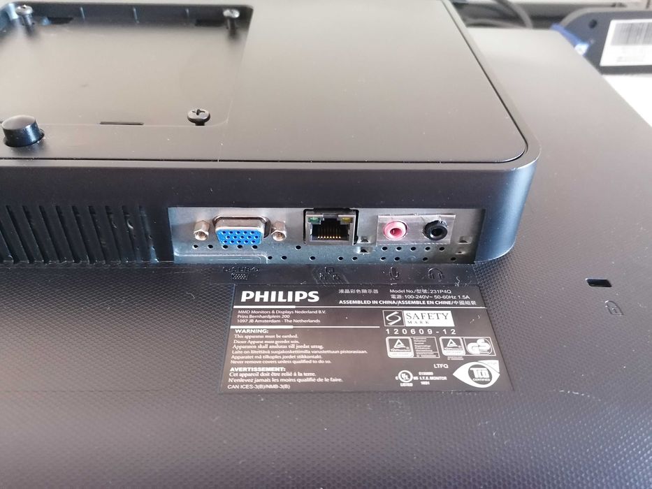 Monitor Philips com cabos