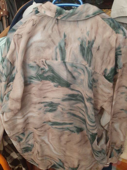 Camiseiro Stradivarius às cores