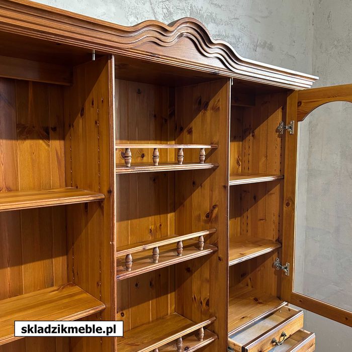 010325 Kredens sosnowy wysoki w odcieniu mahoń