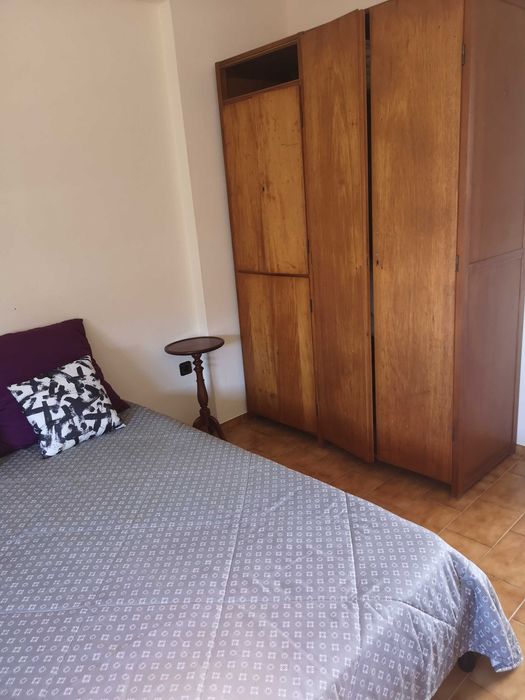 Apartamento T2 mobilado em moradia,com entrada privativa, cozinha equipada.