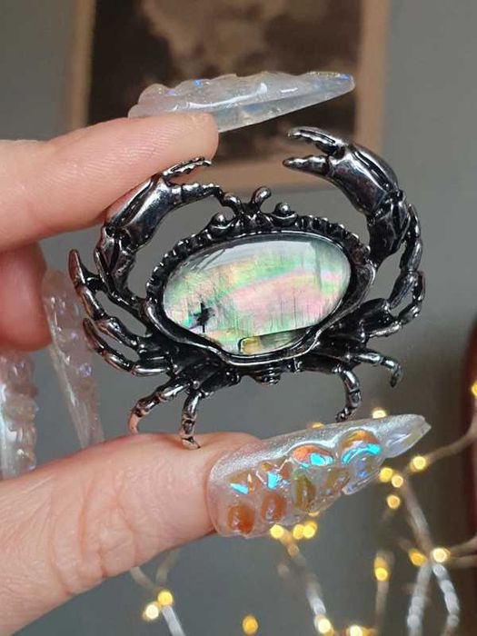 Pendente ou broche / pregadeira caranguejo com concha ou imitação