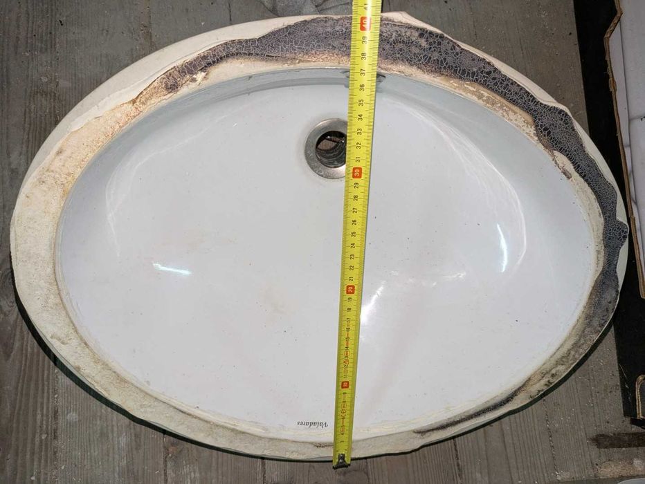 Lavatórios Valadares de colar e encastrar por baixo usados