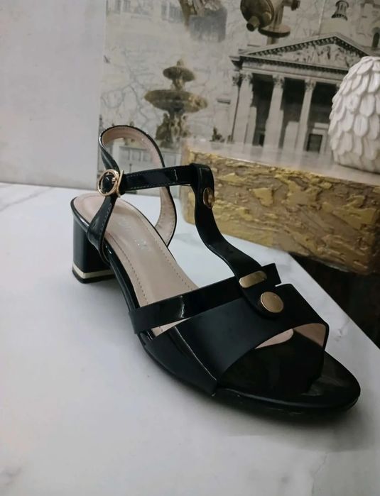 Босоніжки жіночі