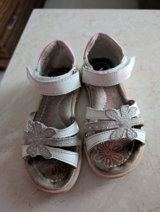 Sandałki skórzane 27