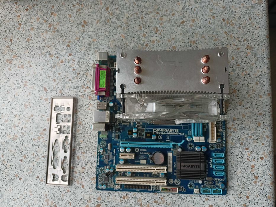 Płyta główna Gigabyte GA-M68MT-D3 + AMD Athlon II X2 250 + duży cooler