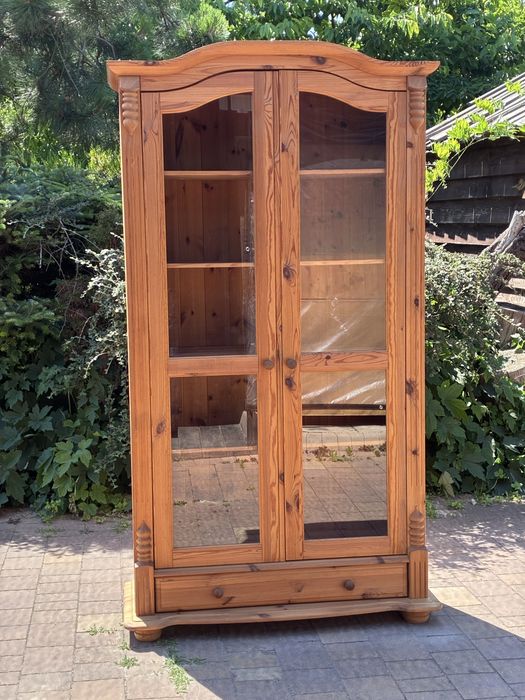 Sosnowa witryna -biblioteczka -lite drewni- naturalne drewno- dużo przeszklenie !