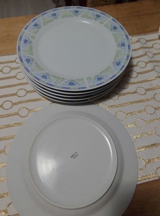 Zestaw dużych talerzy
