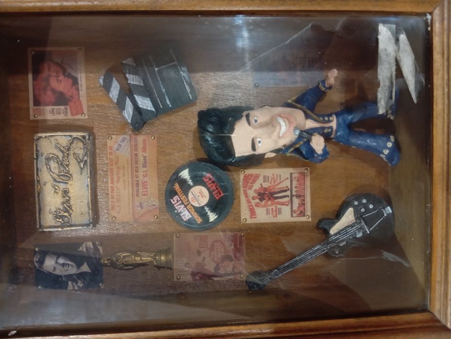 Elvis Presley em imagens 3D, em figura numa moldura em caixa de madeira