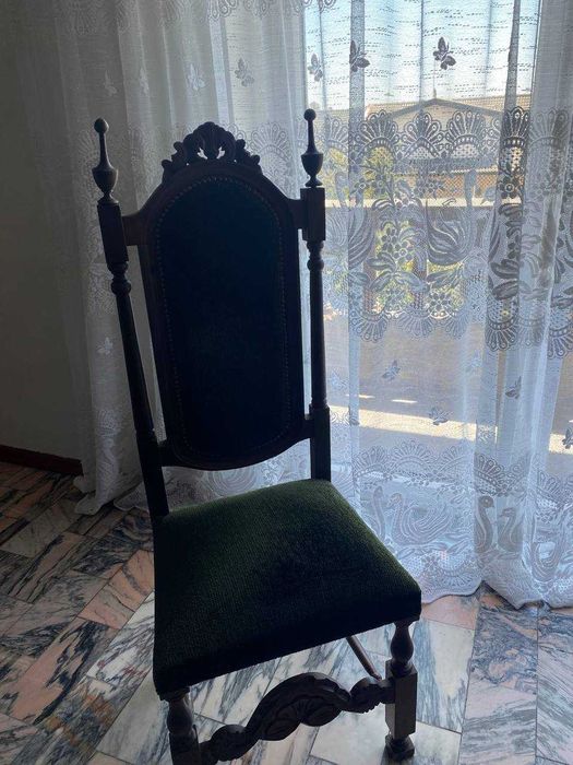 Mesa com cadeiras de sala e móvel de madeira