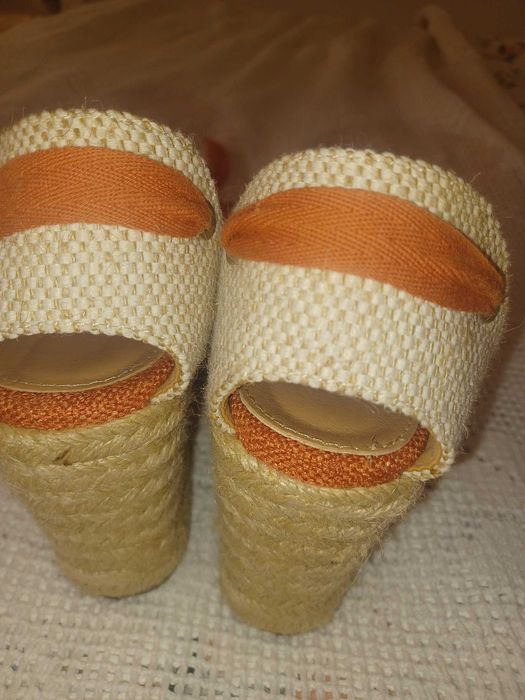 Sandálias de cunha cor de tijolo