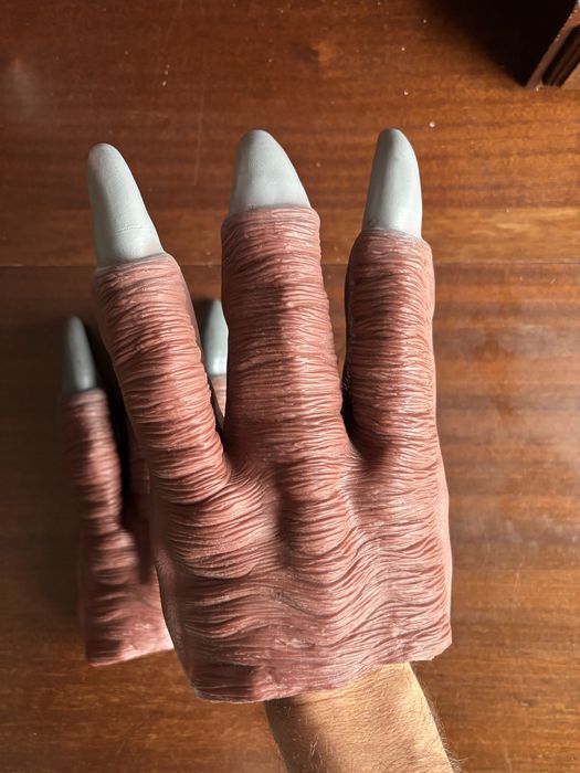 Mãos de dinossauro para festa temática