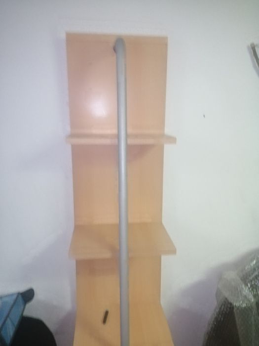 Móvel com prateleira