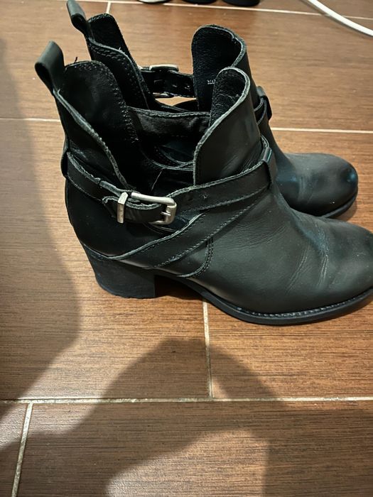 Botas em pele 40 em ótimas condições usados