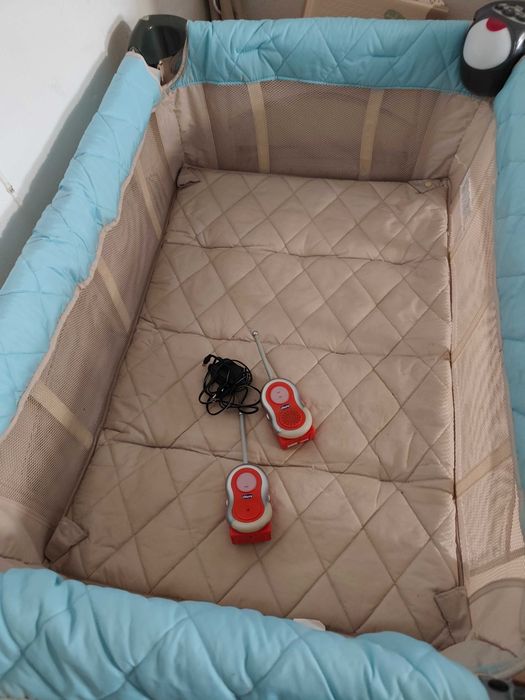 Parque para bebe tem duas opções de altura, muda fraldas, walkie-talkies e tocador de música e luz com comando tudo da Chicco