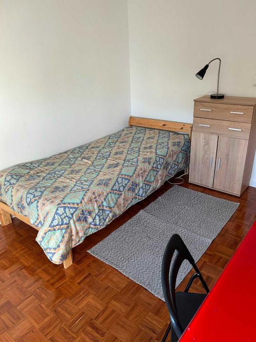 Quarto para arrendar com boa localização e boas condições