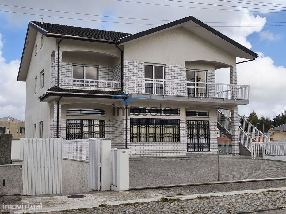 Moradia T3 com Loja Comercial em São João de Ver