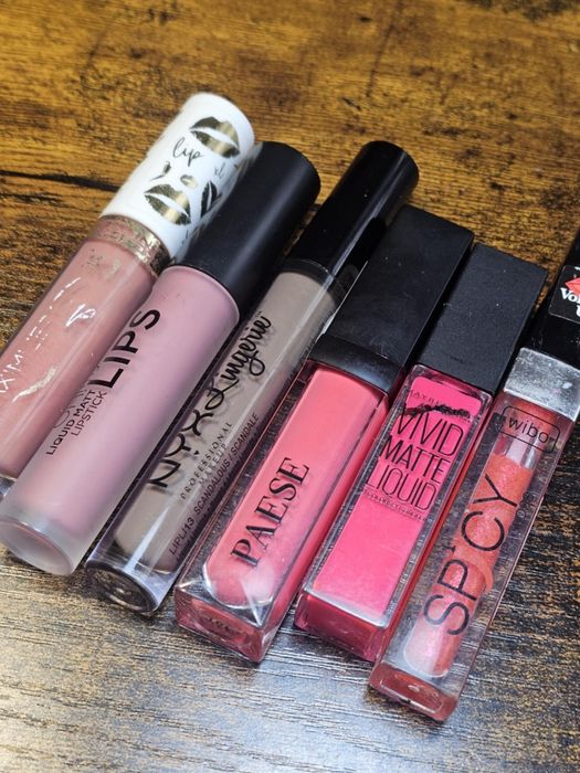 Zestaw kosmetyków do ust. Pomadki, błyszczyki. Eveline, nyx, maybellin