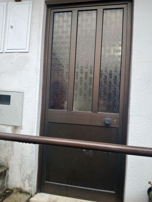 Porta de entrada em alumínio castanho