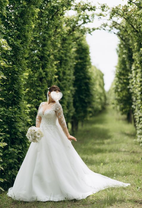 Сукня весільна зі шлейфом