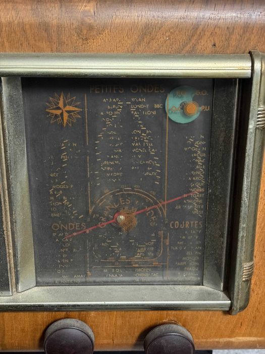 Rádio antigo de válvulas – Caixa em madeira – Anos 40/50