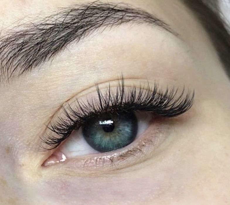 Центр,7 хв від метро. 500 грн.Нарощування вій будь-який обєм.