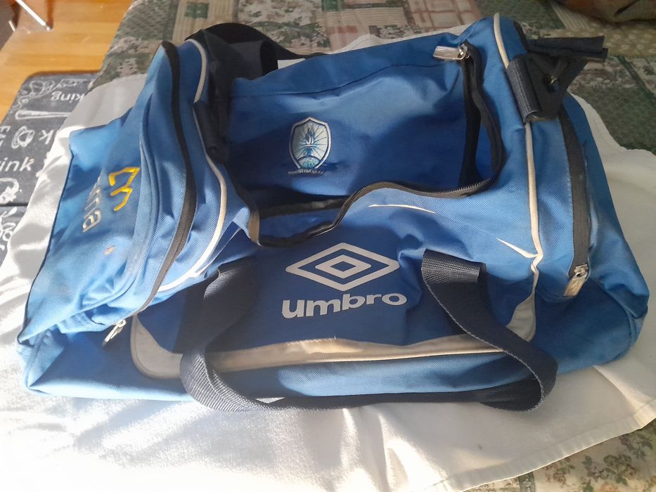 Saco desportivo com bolsos laterais