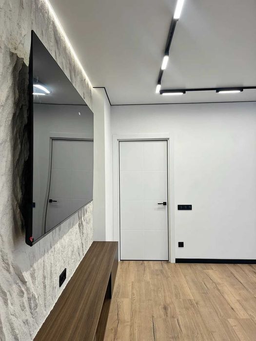 Перша здача! Простора 2-кімнатна квартира біля міського озера