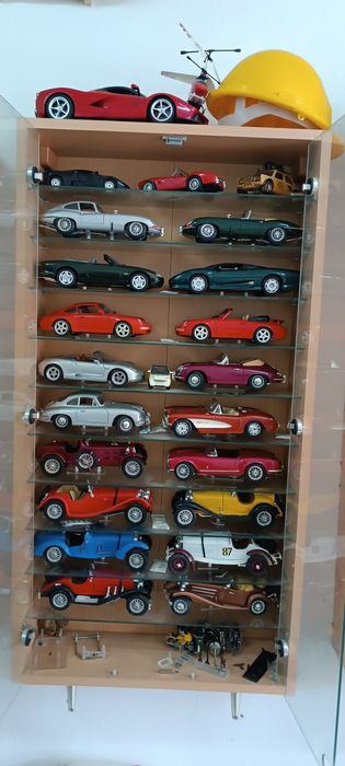 Coleção de Miniaturas de Carros 1:18 + Scooters – Ferrari, Jaguar, Clássicos e Competição