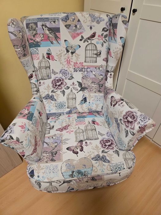 Tapicerowany wygodny fotel w pięknym kwiatowym wzorze