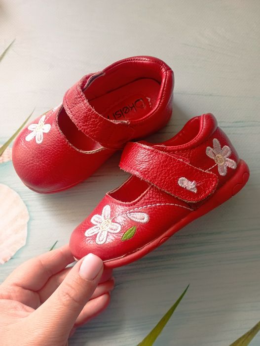 Красиві,шкіряні фірмові туфельки для дівчинки.устілка 14см