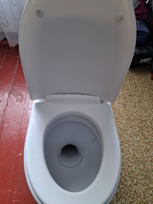 Унітаз з вертикальним зливом