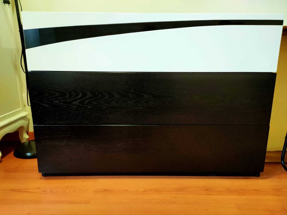 CAMA CASAL COM MESA DE CABECEIRA E COMODA