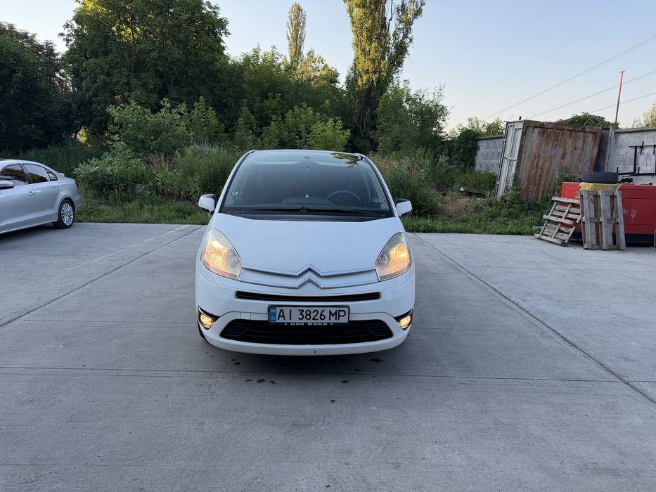 Продам семейный автомобиль
