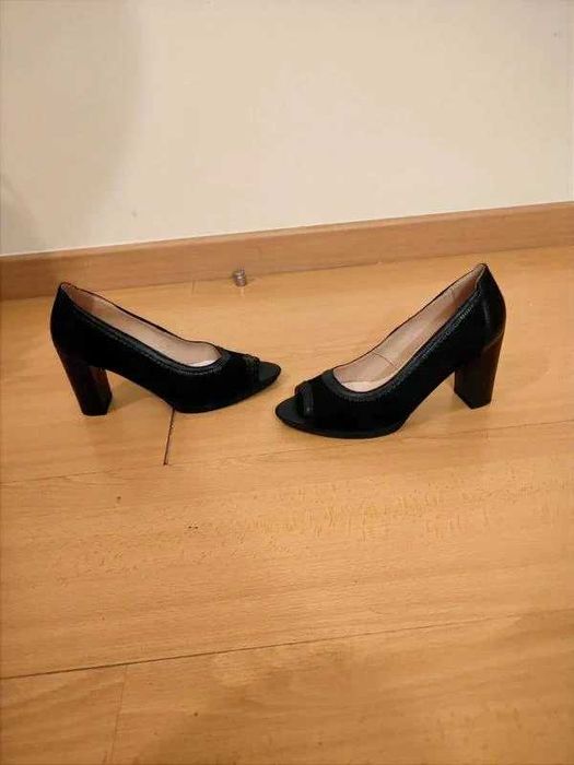 Sapatos de salto médio tipo peep toe e com diferentes materiais como camurça