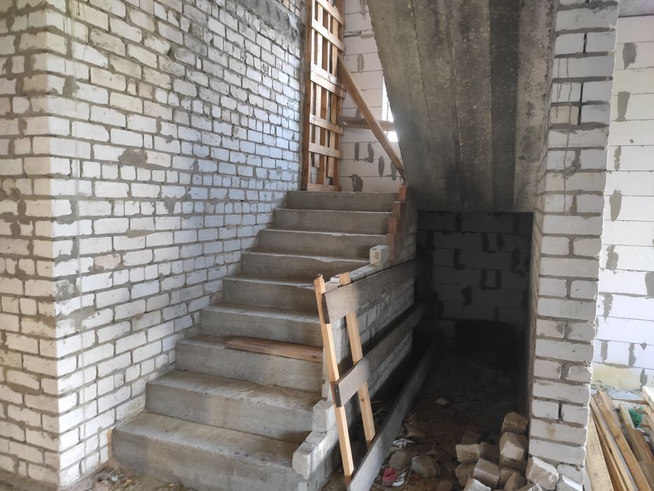 Двоповерховий будинок в селі Руська Поляна