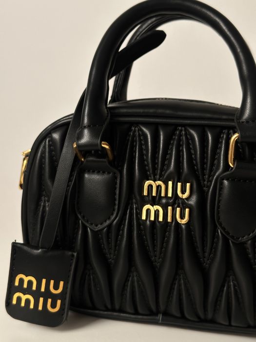 Mala MIU MIU. Compacta, porém funcional, é ideal para o dia a dia………..
