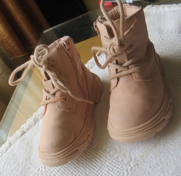Botas criança, Sola antiderrapante Nº 21 Apertam lado com fecho - Zara