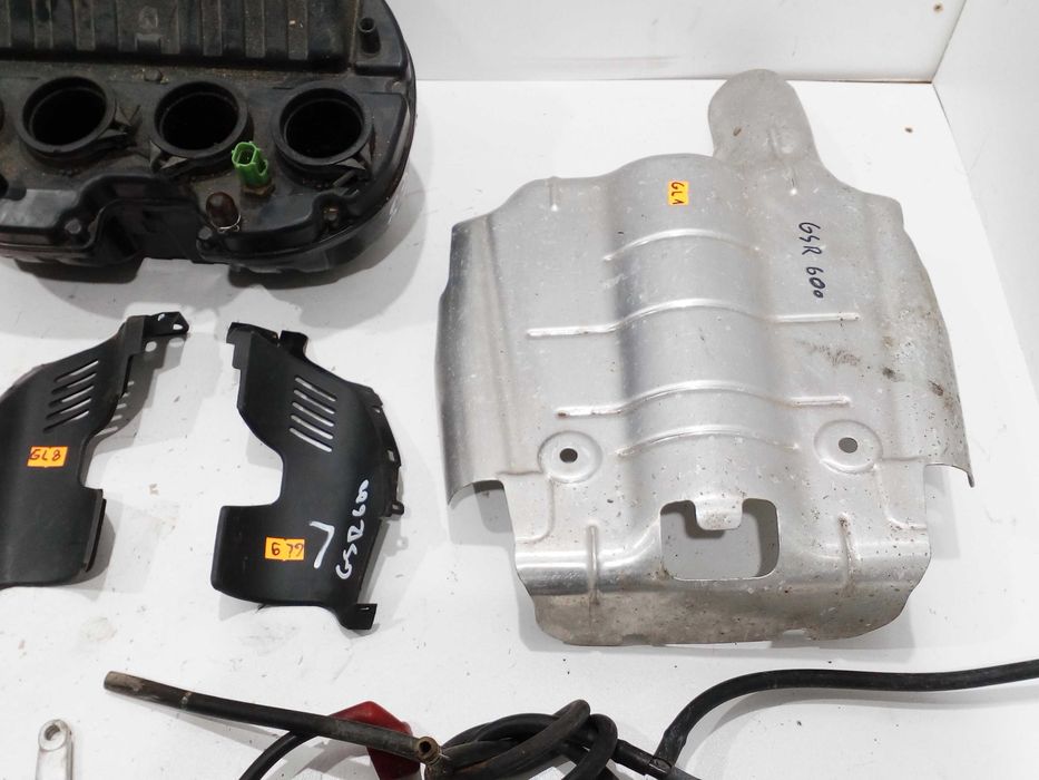 Suzuki GSR 600 uchwyt słona linka wiązka nadkole airbox części