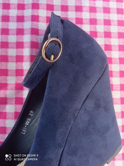 Zamszowe półbuty na koturnie.