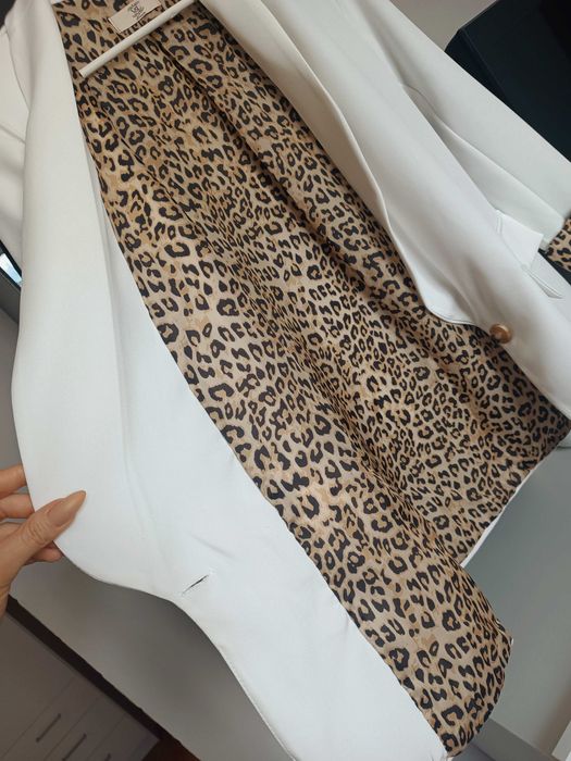 Śmietankowa marynarka klasyczna z panterka