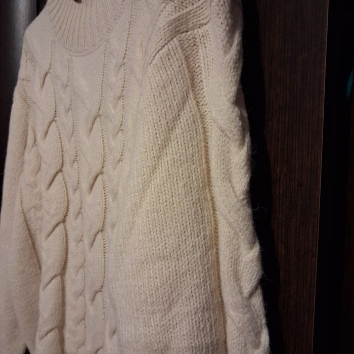 Jasno kremowy sweter