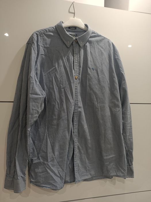 Koszula męska w drobną krateczkę.