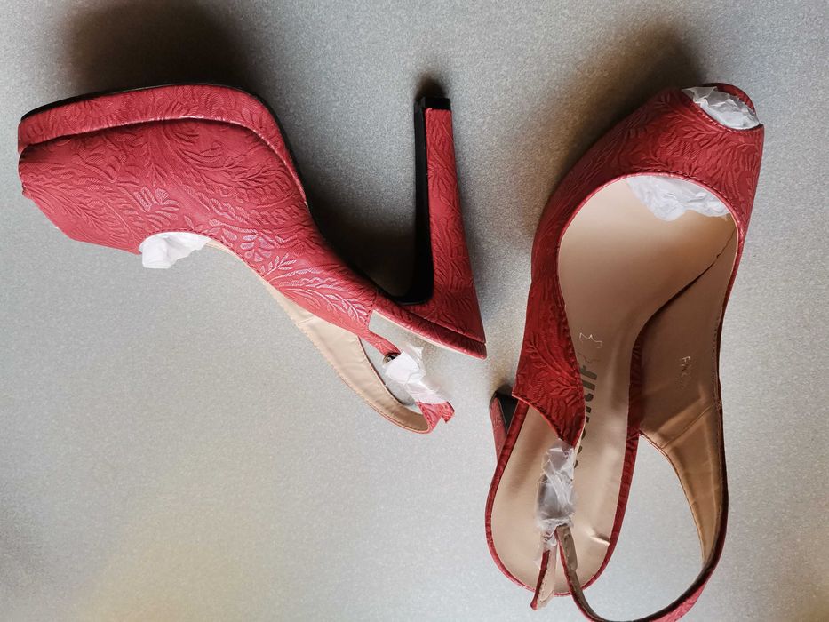 Nowe sandały na obcasie czerwone