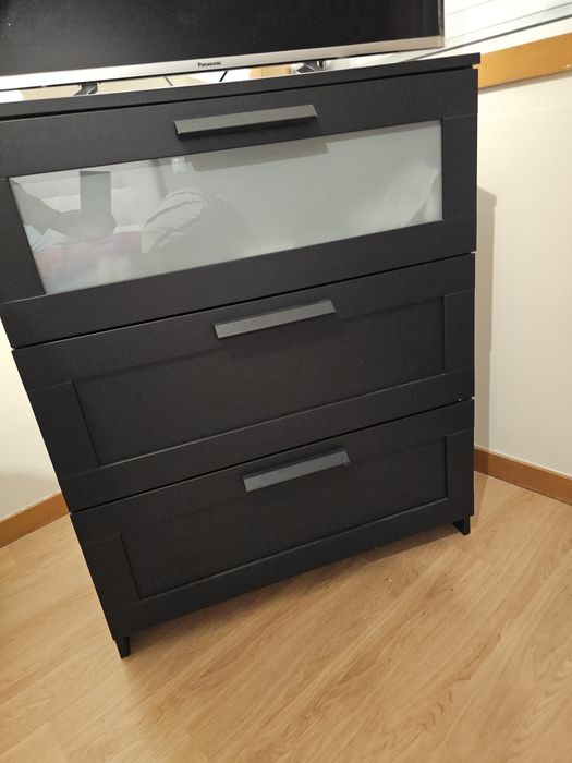 Comoda preta em bom estado