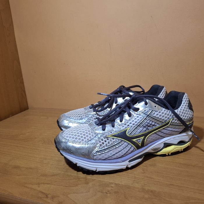 Жіночі фірмові кросівки Mizuno