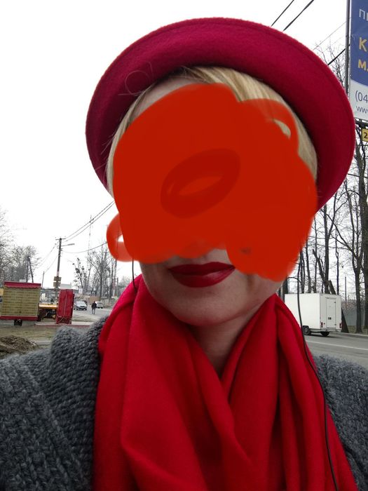 Жіночий капелюшок червоний